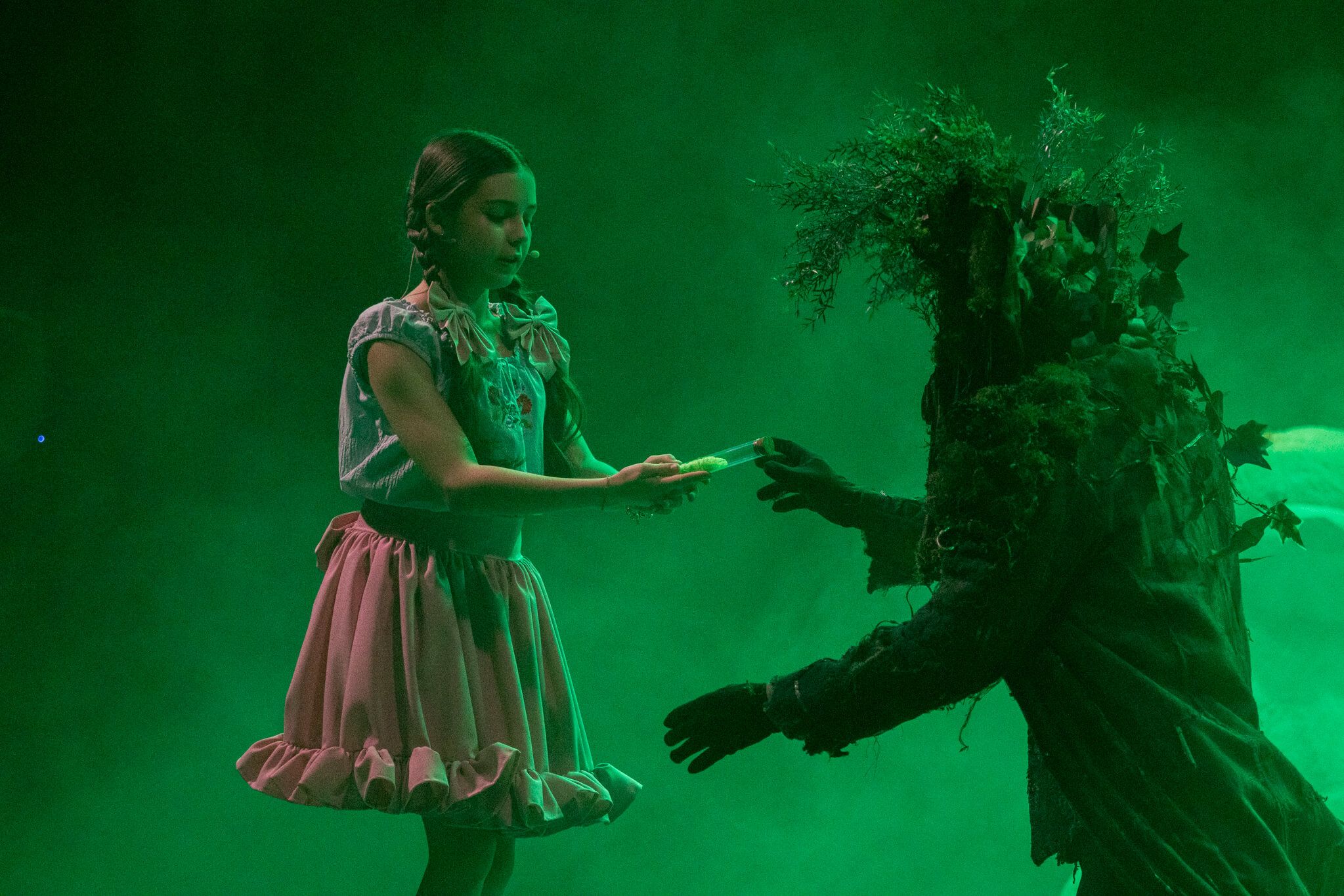 "Karolcia" na scenie przekazuje przedmiot tajemniczej postaci przypominającej leśnego ducha