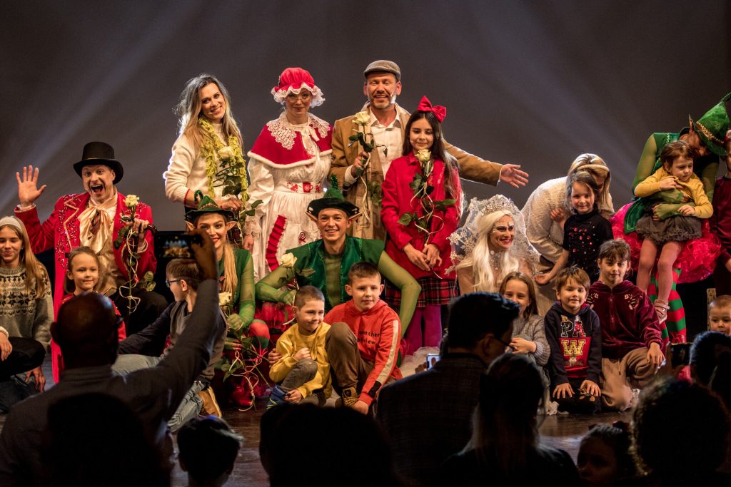 Pani Mikołajowa i Karolcia przy stole z piernikami i świątecznymi dekoracjami
