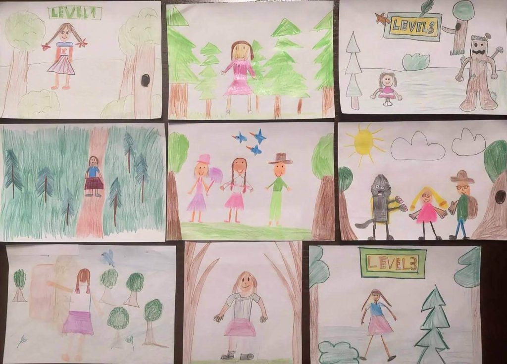 Kolaż dziecięcych rysunków z przygodami Karolci w lesie.